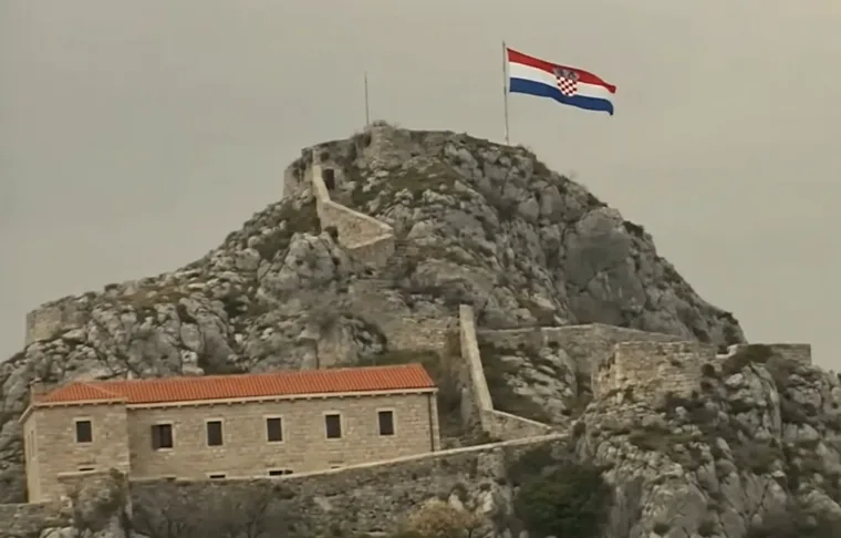 Hrvatska zastava na kninskoj tvrđavi
